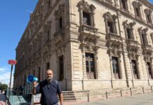 “No es un traidor, es un patriota”: ciudadano se manifiesta en Palacio por el exfiscal César Jáuregui