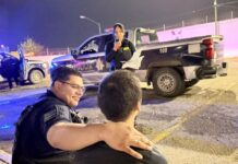 Policías de Ciudad Juárez auxilian a turista japonés que se perdió en el Centro
